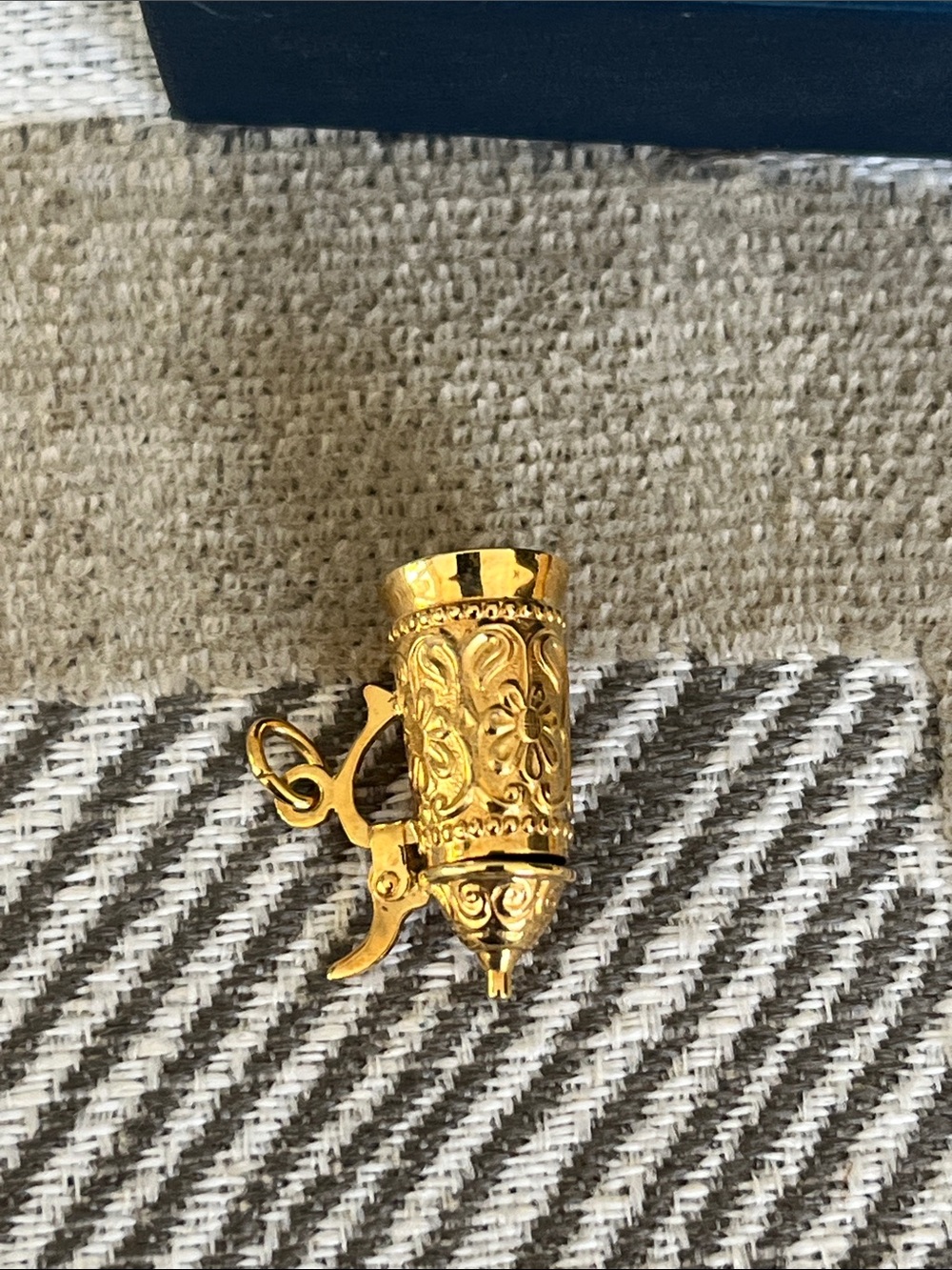 Juwelier Schneider Gold-tone Decorative Stein Charm in Navy Box - Picture 14 of 16
